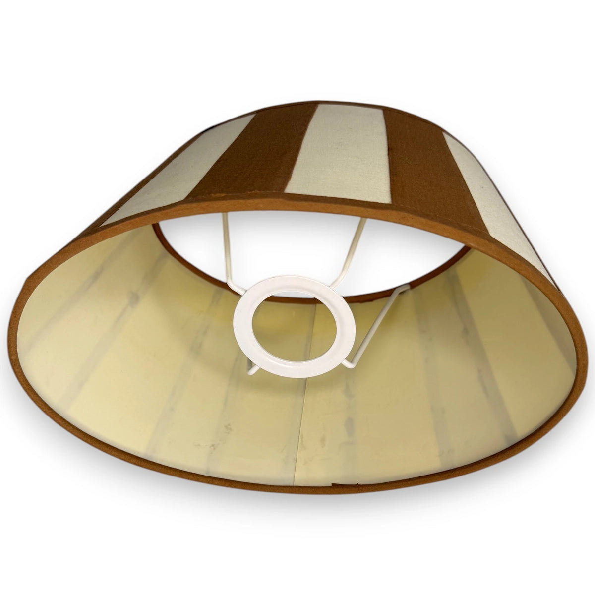 Innenansicht des ovalen Lampenschirms mit heller Innenseite und weißer Fassungshalterung