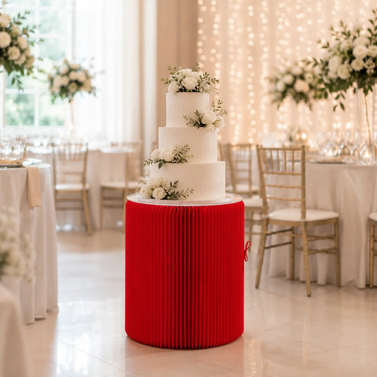 Moderner roter Papur Beistelltisch aus Papier mit transparenter Acrylplatte als eleganter Präsentationstisch für eine Hochzeitstorte