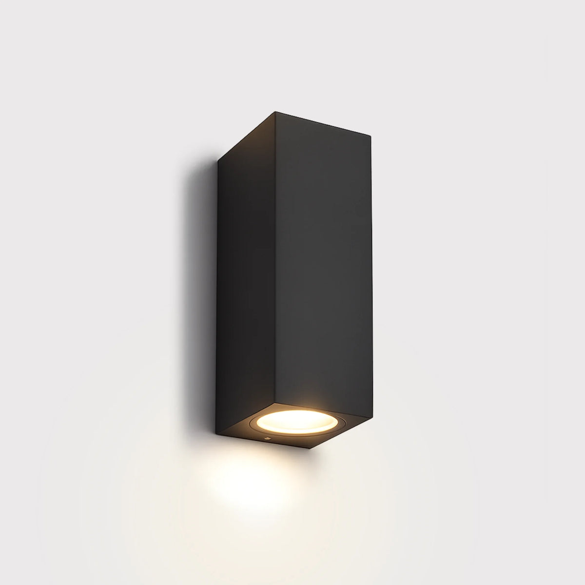 Schwarze Wandlampe mit warmweißem Licht für Garten und Terrasse