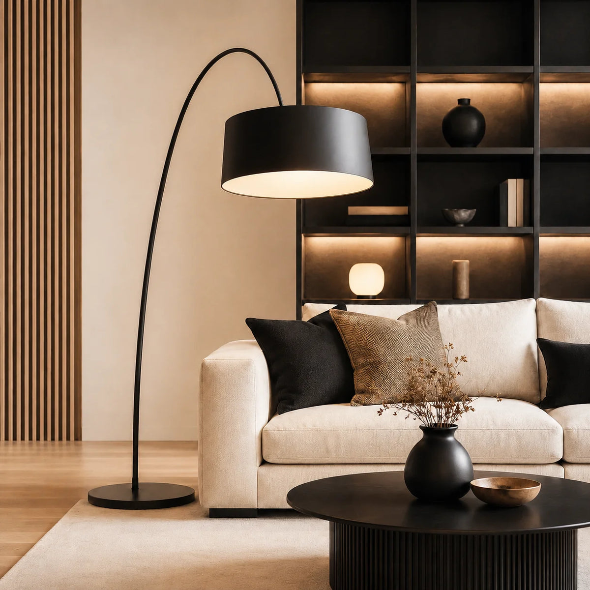 Modernes Wohnzimmer mit schwarzer Bogen-Stehlampe, hellem Sofa und warm beleuchtetem Regal in elegantem Design
