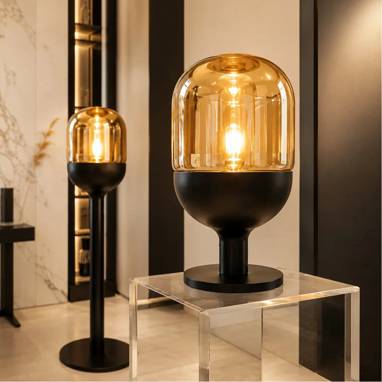 Amberfarbene Tischlampe mit schwarzem Sockel in elegantem Showroom, moderne Luxus Leuchte mit warmem Licht für Wohnzimmer und Esszimmer