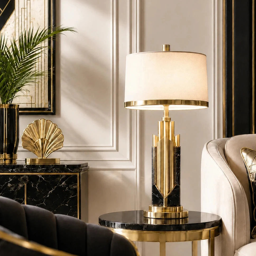 Art Déco Tischlampe in Gold und Schwarz in elegantem Wohnzimmer, luxuriöse Beleuchtung für stilvolle Wohnräume