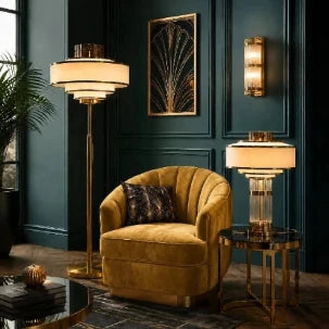 Elegantes Art-Deco-Wohnzimmer mit goldener Stehlampe, Tischlampe und Wandleuchte in warmem Licht.