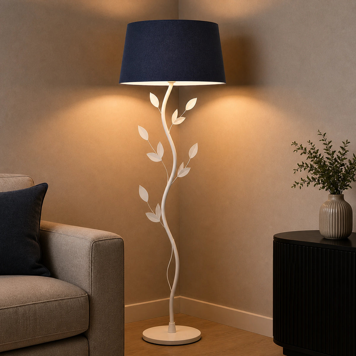 Blauer Lampenschirm auf dekorativer Stehleuchte mit floralem Design