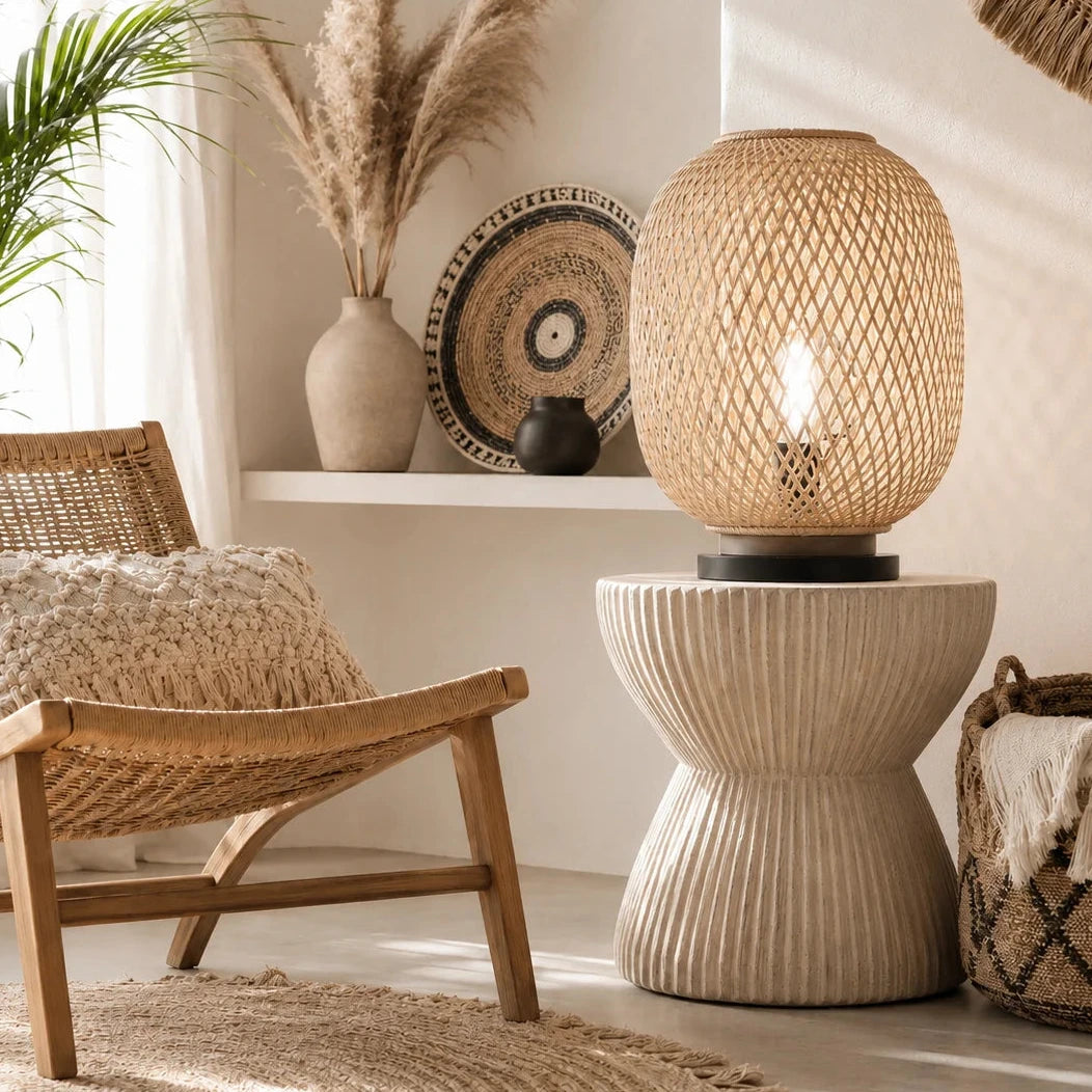 Boho Rattan Tischlampe mit warmem Licht in natürlichem Wohnzimmer, geflochtene Lampe für gemütliche Einrichtung