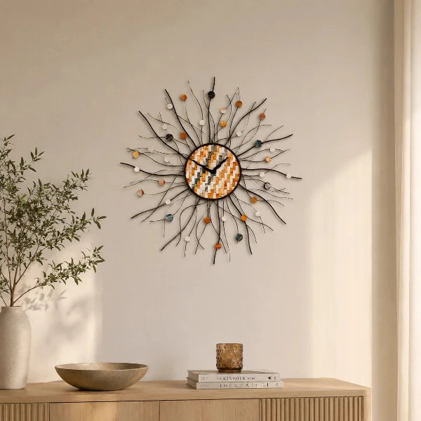 Moderne XXL Design-Wanduhr mit Perlmutt-Elementen in einem warmen, minimalistischen Wohnzimmer über einem Holzsideboard dekoriert.
