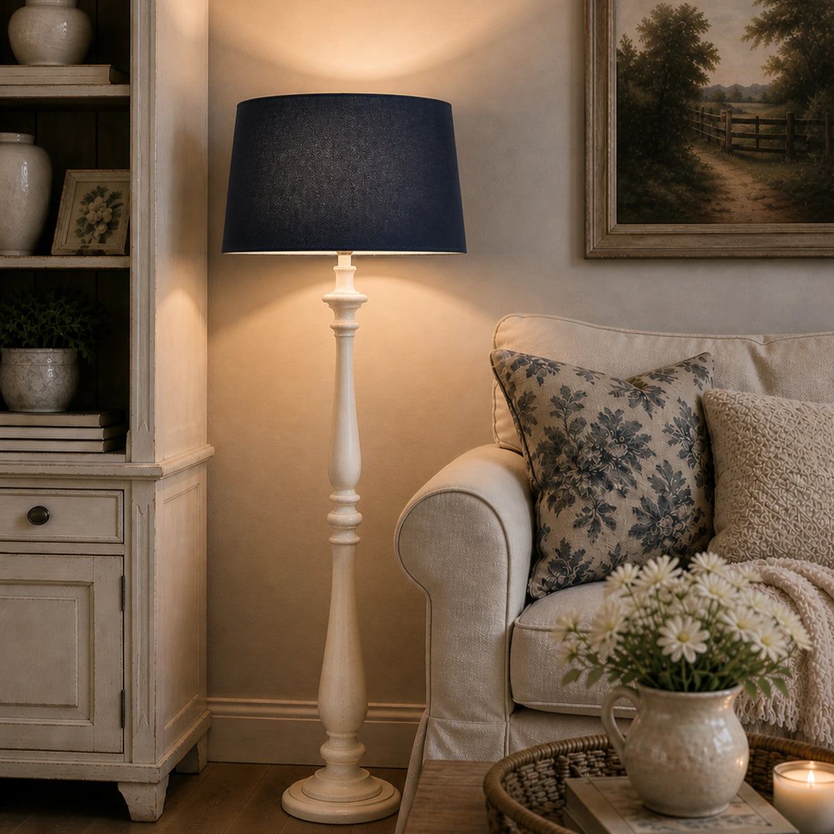 Dunkelblauer Stoff Lampenschirm auf heller Stehlampe im klassischen Wohnzimmer
