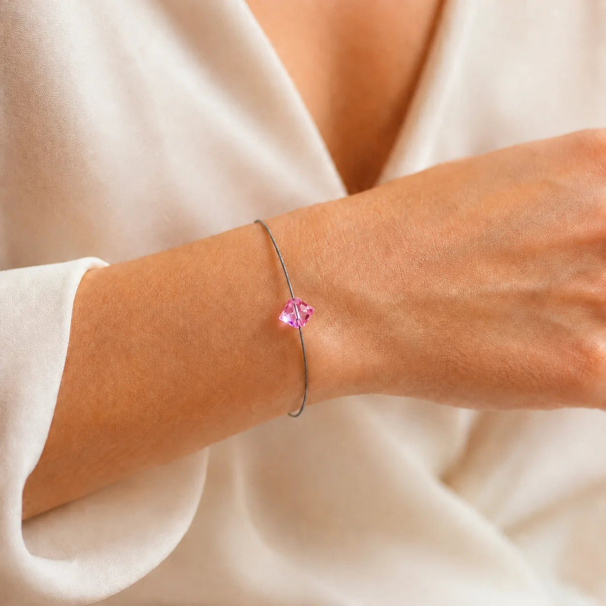 Firejewel LED-Armband mit pinkfarbenem Bicone-Kristall und Swarovski® Elements am Handgelenk einer Frau
