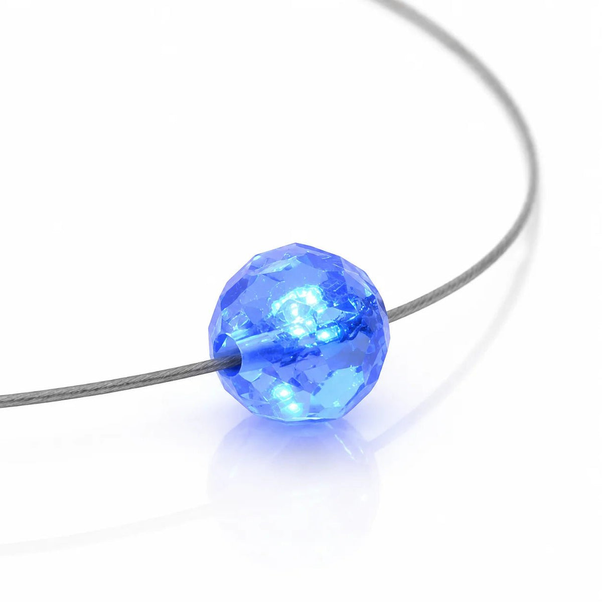 Firejewel LED-Halskette mit blauem geschliffenem Kristall Ball und Swarovski® Elements auf weißem Hintergrund