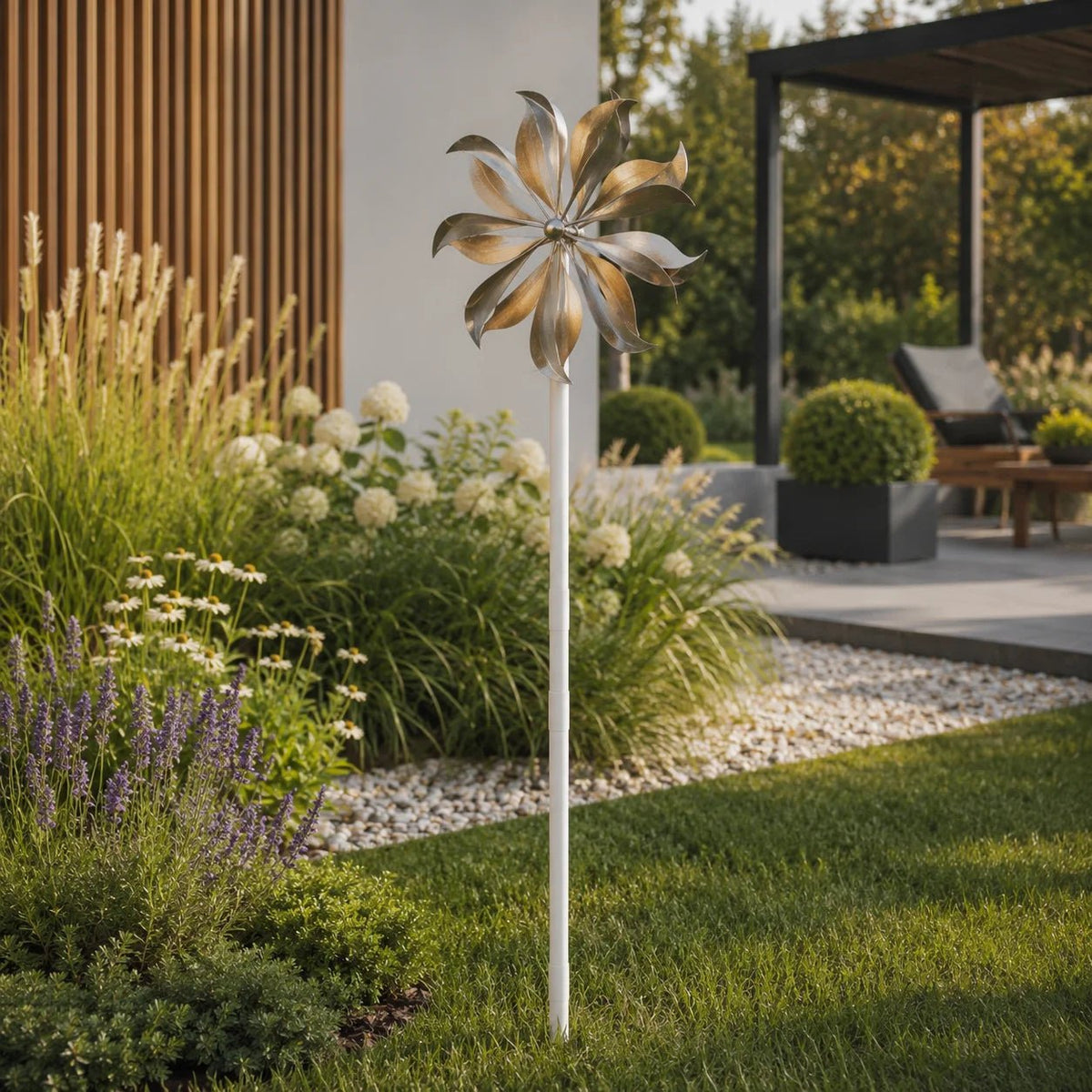 Weißer dreiteiliger Holzstiel mit dekorativem Windrad als Gartendekoration in einem modernen Außenbereich