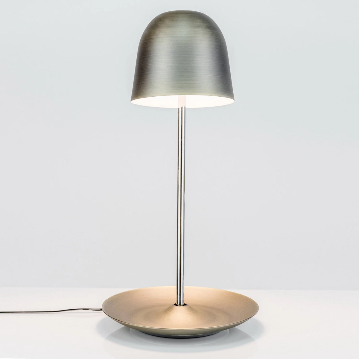 Bronzefarbene Sompex Pirol Tischlampe mit Ablageschale als dekorative Leuchte auf einer Kommode