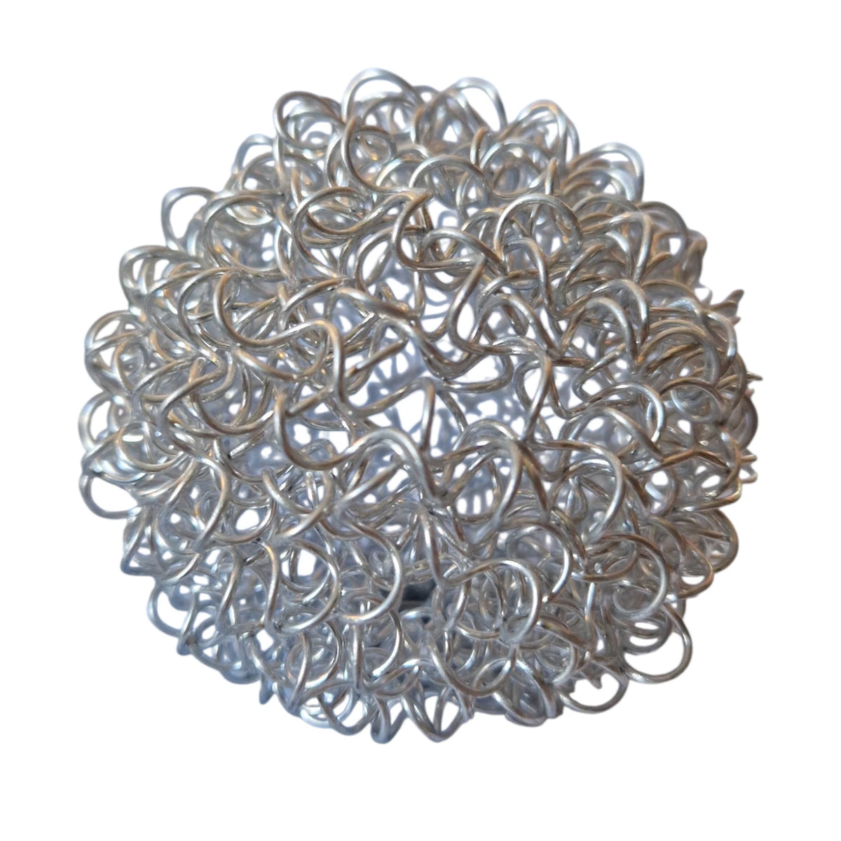 Detail des Metall-Lampenschirms mit ineinander verschlungenen Drahtspiralen in silbergrauer Optik
