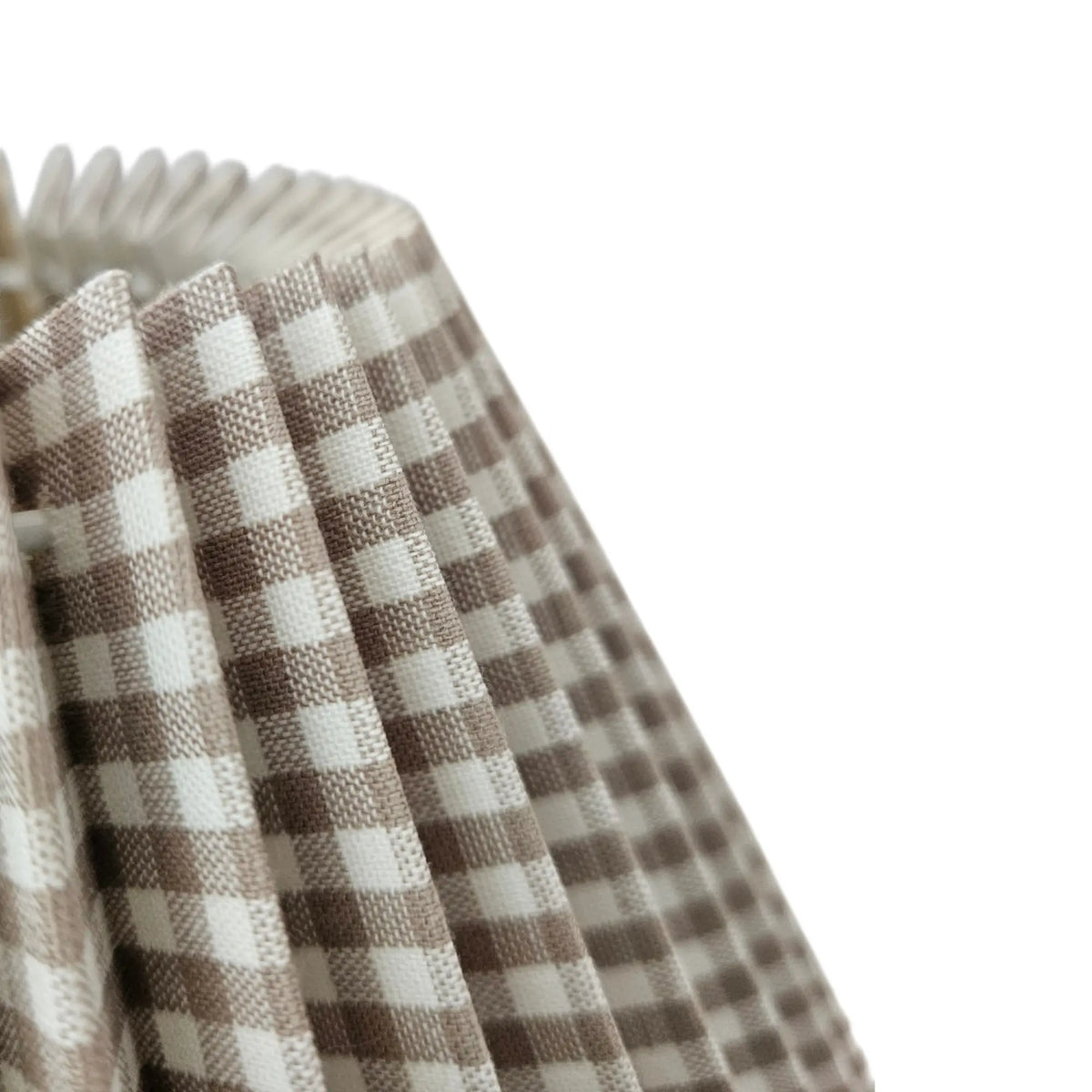 Detailansicht des karierten Plissee Lampenschirms in Beige