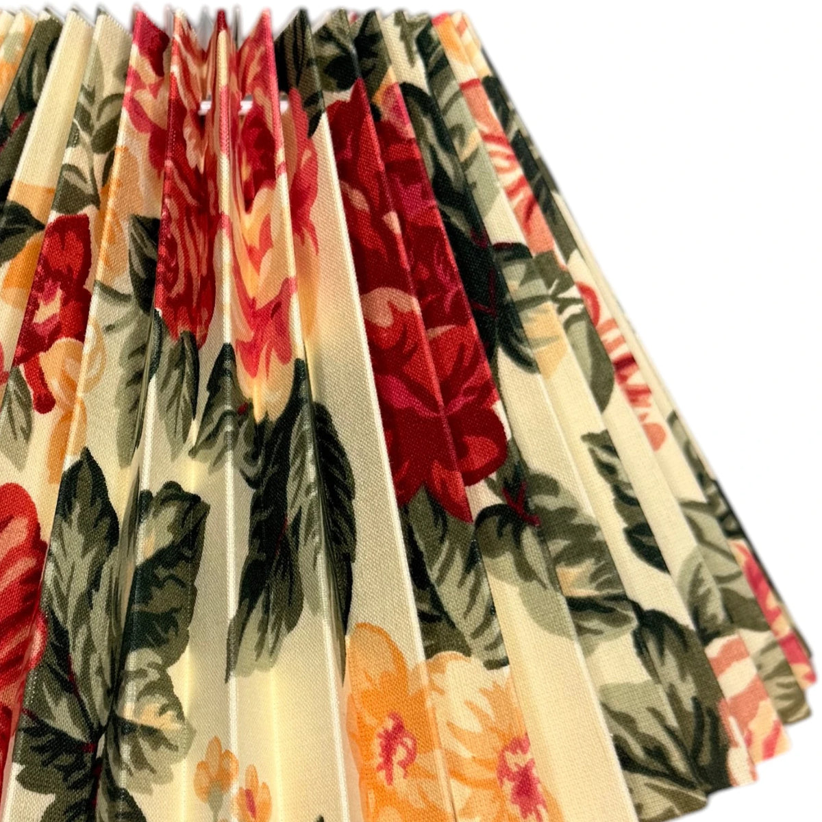 Detailansicht des floral bedruckten, plissierten Stofflampenschirms in Creme-Weiß