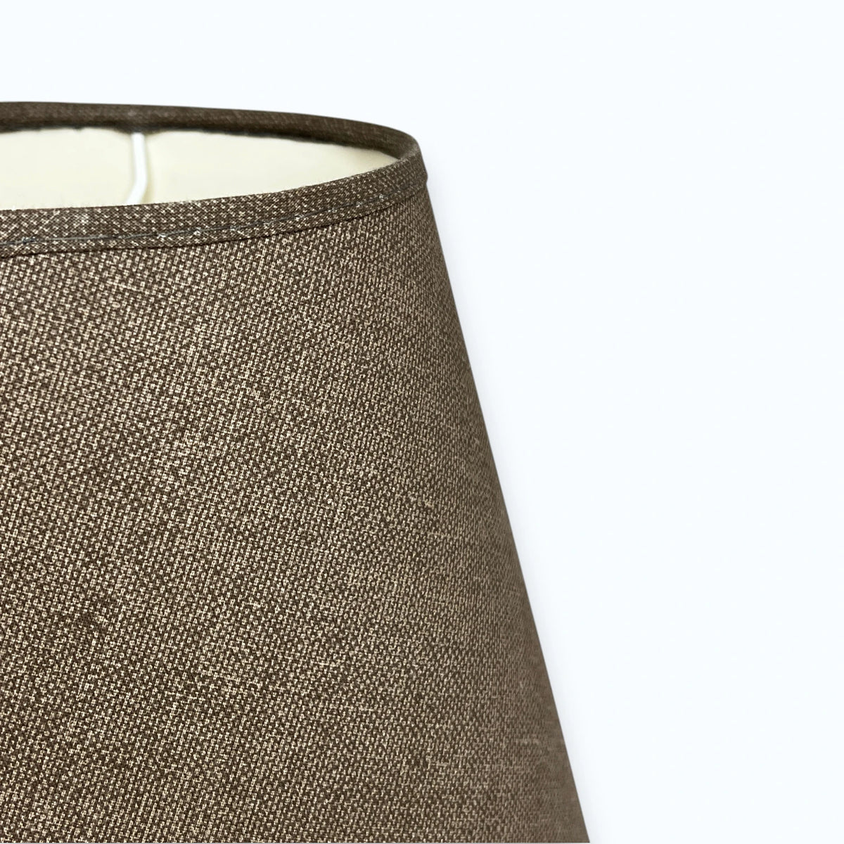 Detailaufnahme eines braunen Lampenschirms aus echtem Leinen mit fein gewebter Struktur und textilem Oberflächenbild, oval geformt, Light & Living, Artikelnummer 32435-1781