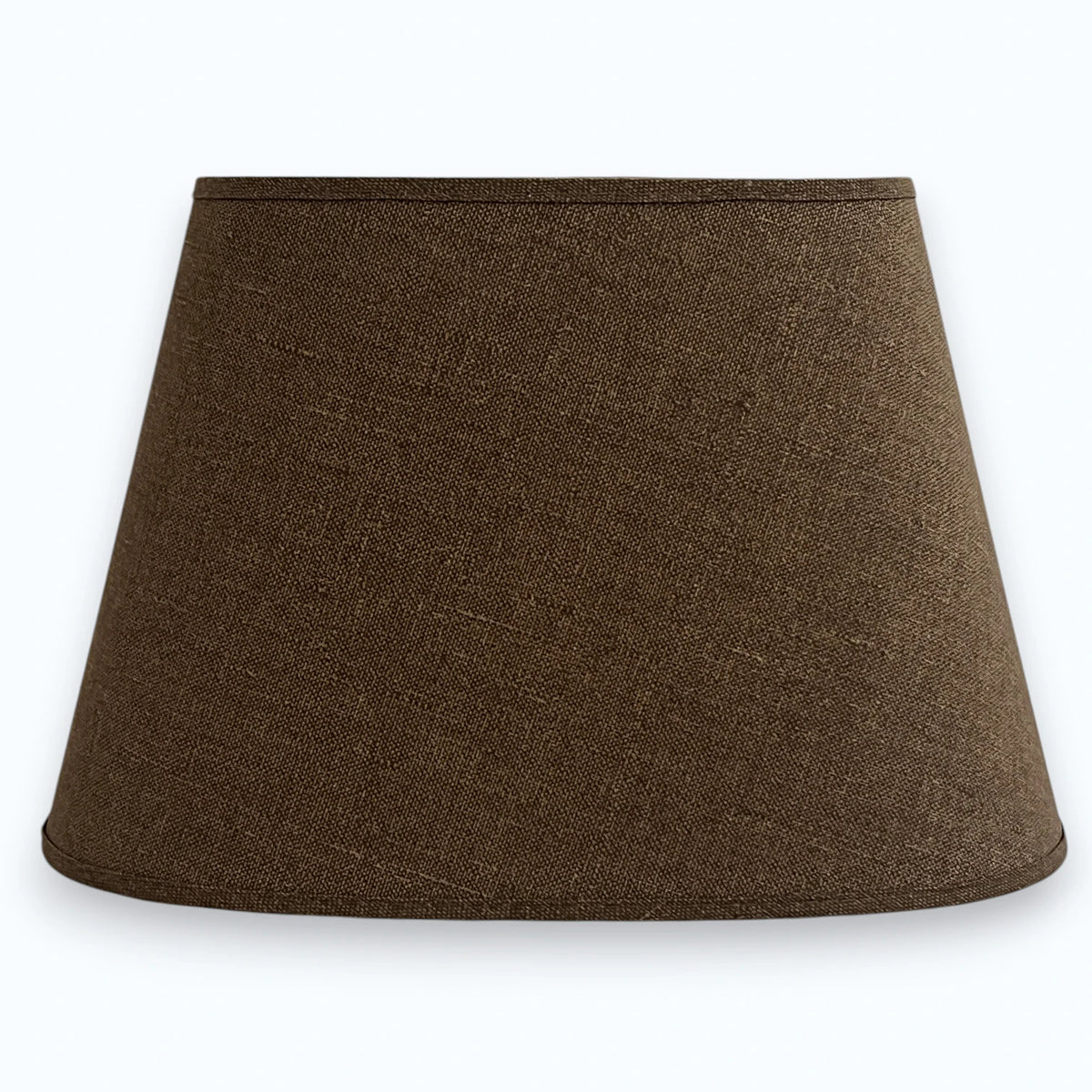 Brauner Lampenschirm aus echtem Leinen in ovaler Form, freigestellte Frontansicht mit gewebter Struktur, oben 23 cm, unten 35 cm, Höhe 22 cm, Light & Living, Artikelnummer 32435-1781