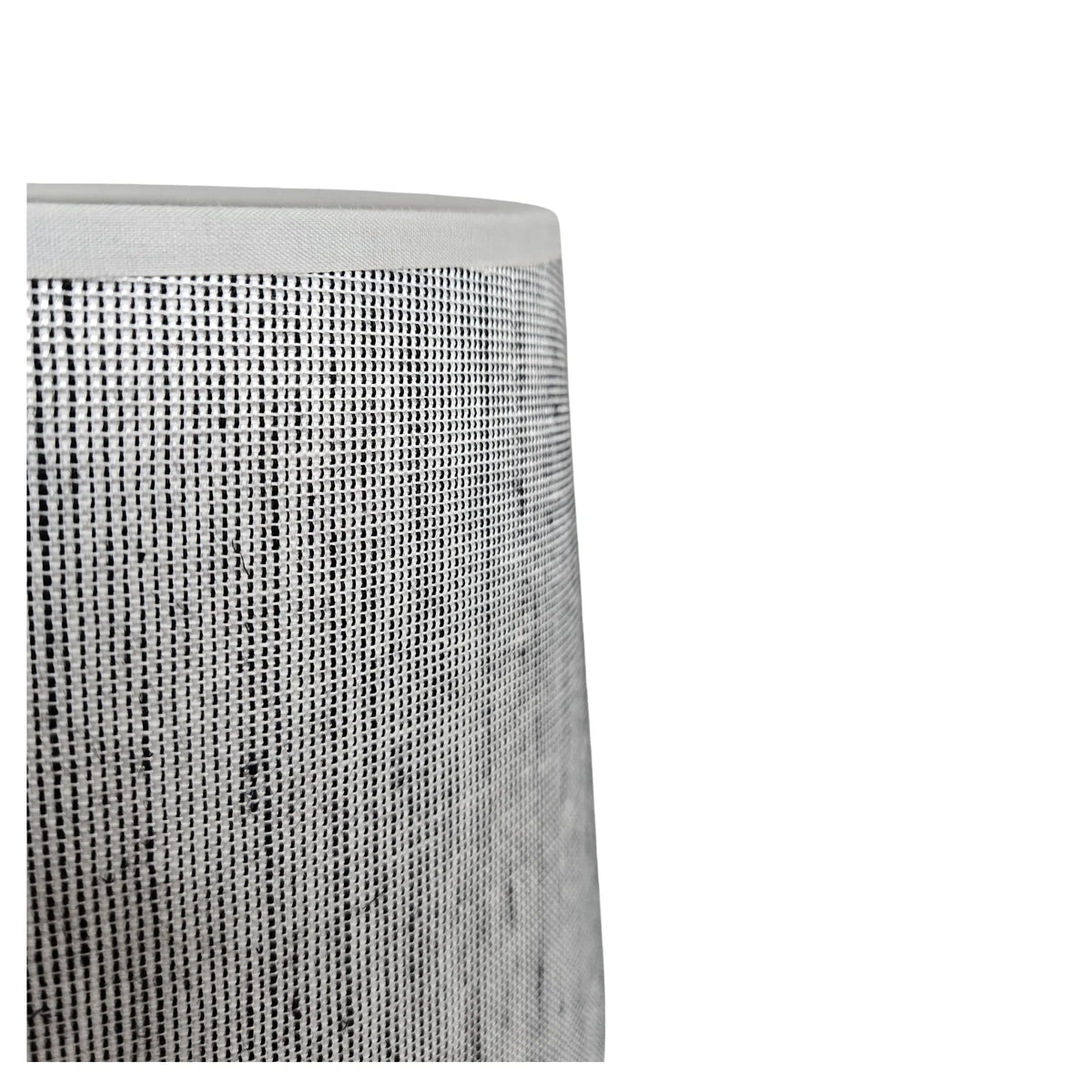 Detailaufnahme eines grauen Stoff Lampenschirms mit sichtbarer Gewebestruktur und feiner Musterung, hochwertige textile Oberfläche mit natürlicher Optik, Artikelnummer 2522-237
