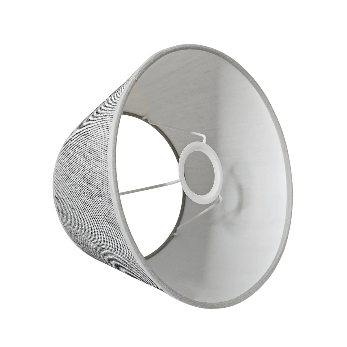Grauer Lampenschirm mit E27 Halterung im Inneren, stabile Metallstreben und weißer Adapterring sichtbar, konische Form mit heller Innenseite für bessere Lichtverteilung, Artikelnummer 2522-237