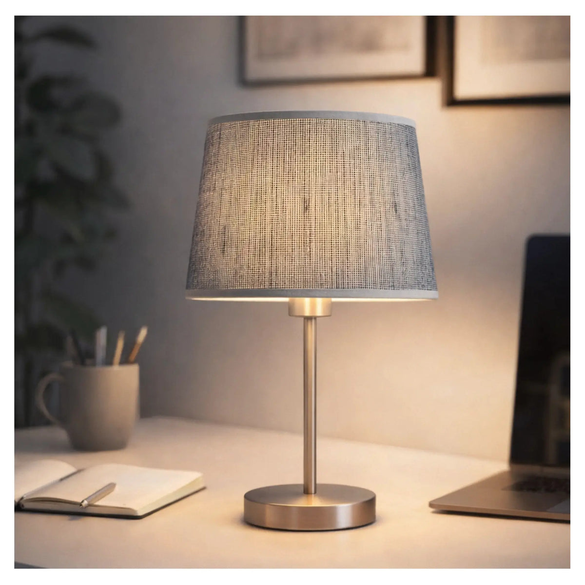 Grauer Lampenschirm auf eleganter Tischlampe auf Schreibtisch mit Notebook und Notizbuch, warmes Licht sorgt für gemütliche Arbeitsatmosphäre, Artikelnummer 2522-237