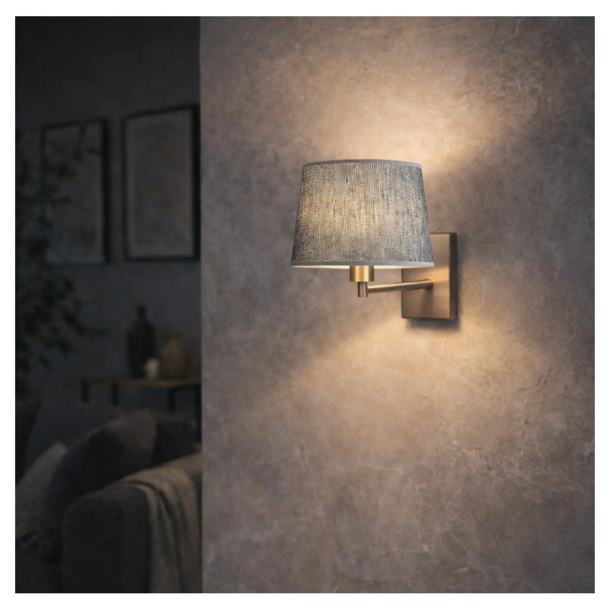 Grauer Lampenschirm montiert auf moderner Wandleuchte mit warmem Lichtschein an strukturierter Wand, ideal für Wohnzimmer oder Schlafzimmer, Artikelnummer 2522-237