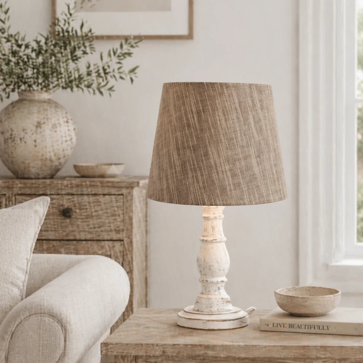 Lampenschirm 8123-636 in Hellbraun auf heller Tischlampe im Wohnzimmer, dekoriert auf Beistelltisch neben Sofa