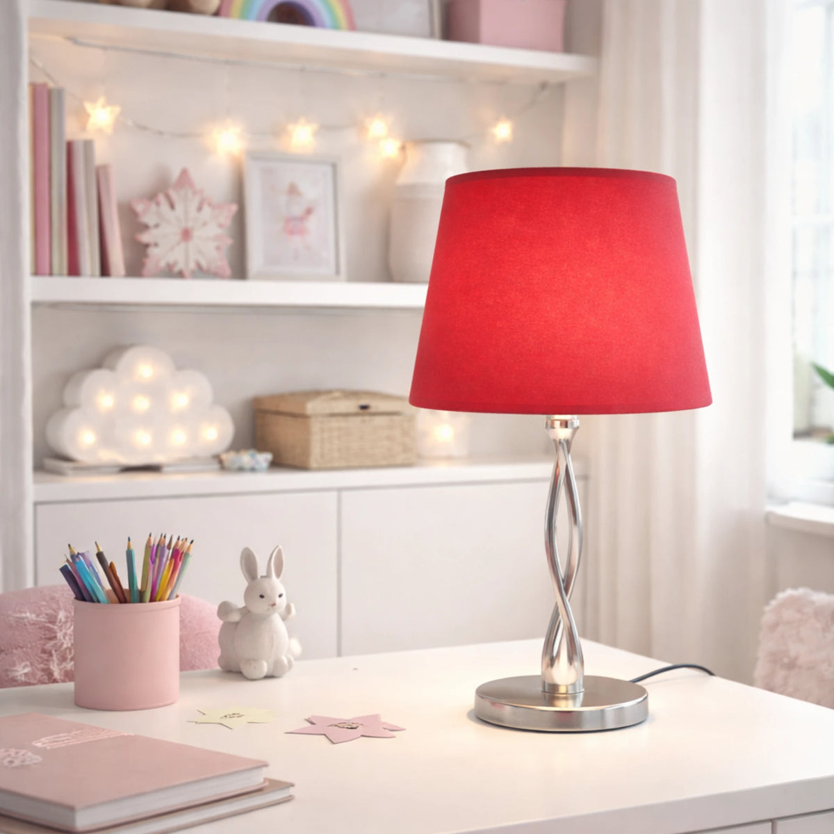 Roter Lampenschirm auf Tischlampe im Wohnbereich