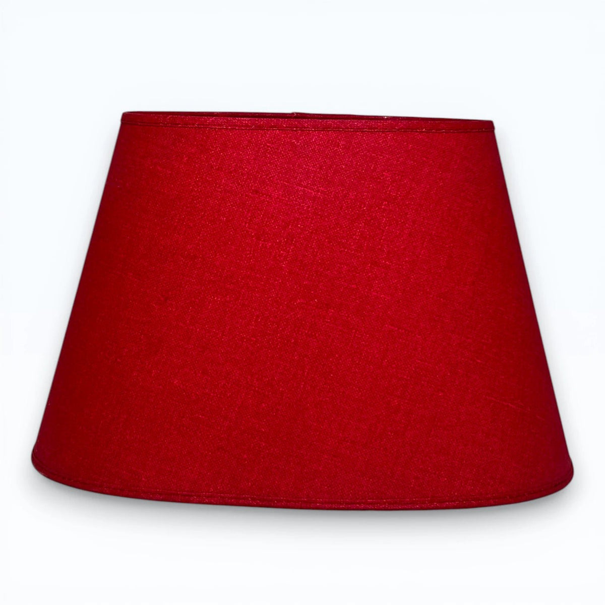 Roter Lampenschirm aus echtem Leinen in ovaler Form, freigestellte Frontansicht mit klarer Silhouette, oben 23 cm, unten 35 cm, Höhe 22 cm, Light & Living, Artikelnummer 35435-1782