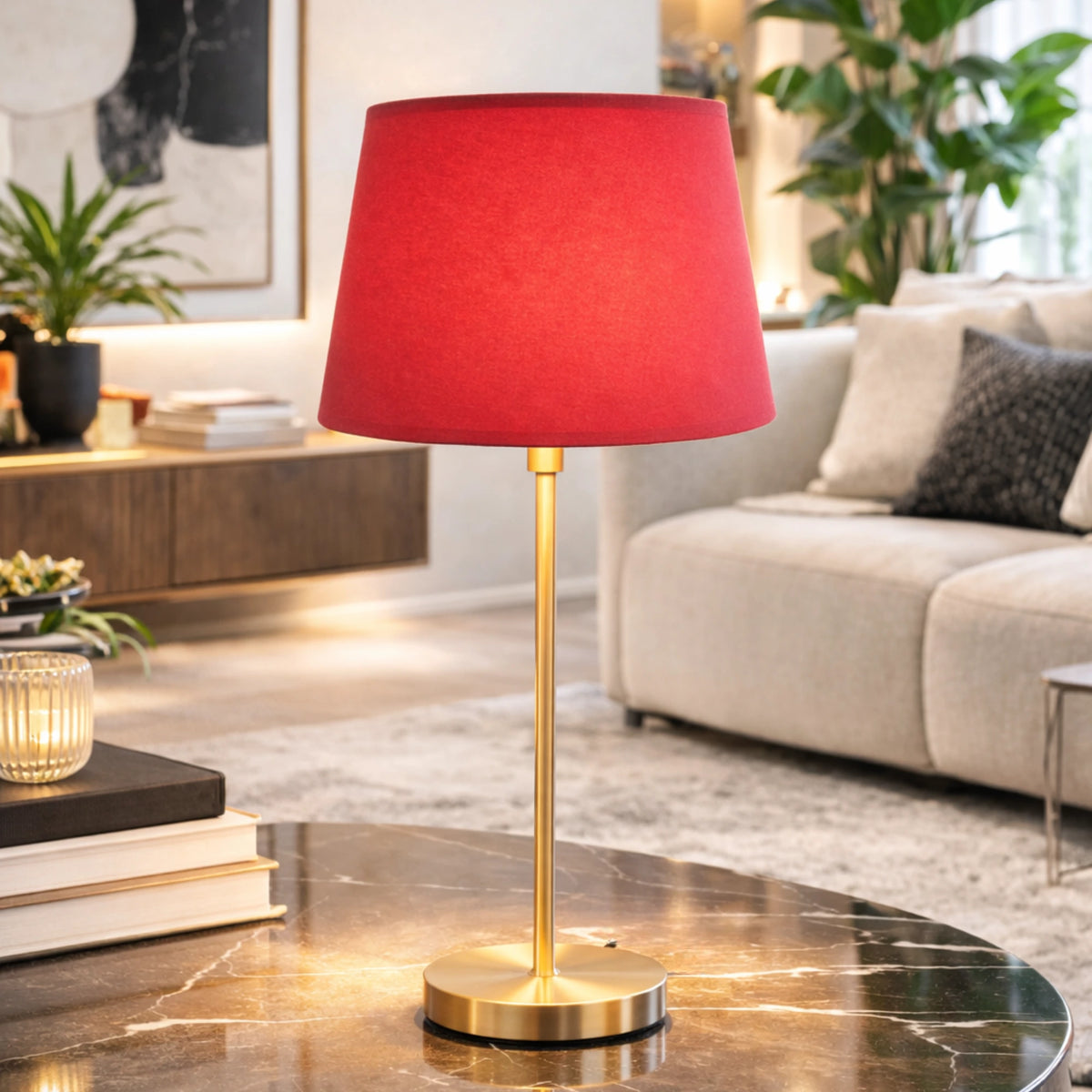 Roter Stoff Lampenschirm als Tischleuchte im Wohnzimmer