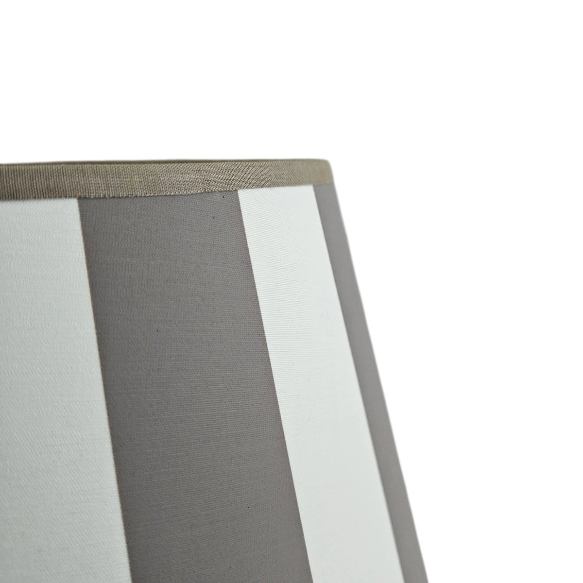 Various Lampenschirm Balken rund braun/creme aus Textil, Artikelnummer 280108, Detailaufnahme der Stoffoberfläche mit breiten braun-cremen Streifen und sichtbarer Gewebestruktur