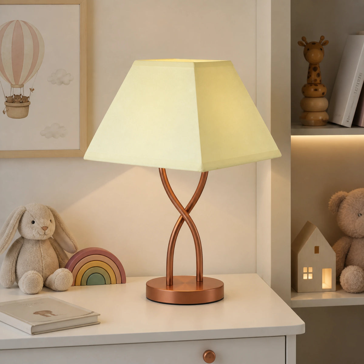 Quadratischer Lampenschirm auf Tischlampe im Kinderzimmer