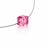 LED Armband mit pinkfarbenem geschliffenem Cube-Kristall und Swarovski® Elements auf weißem Hintergrund.