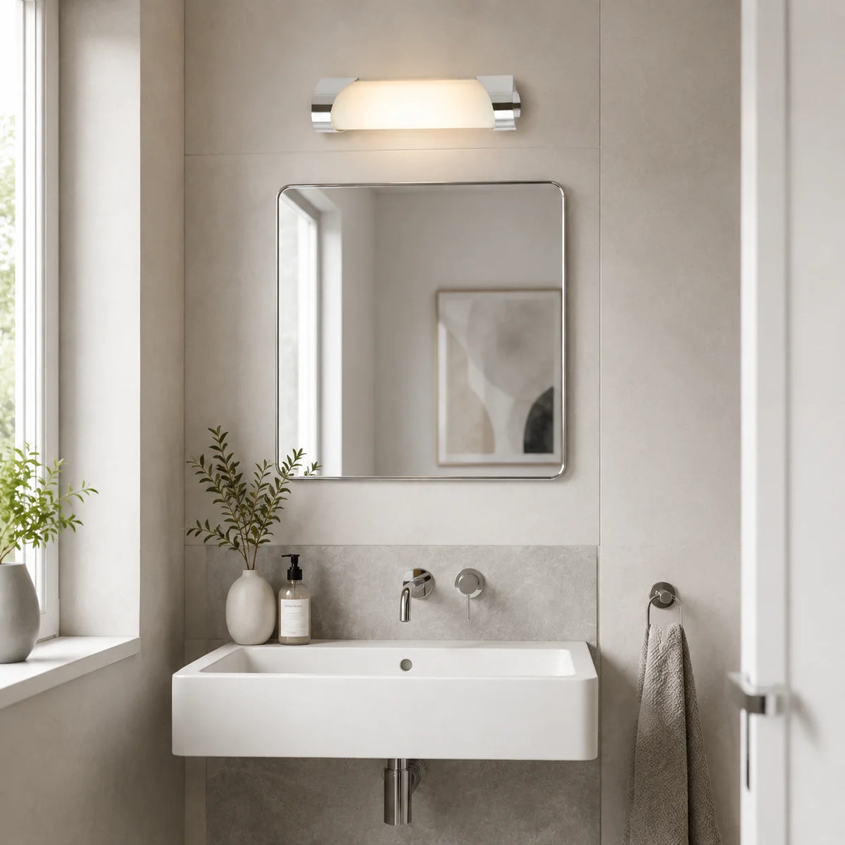 LED Bad Spiegelleuchte in Chrom über einem rechteckigen Spiegel in modernem Badezimmer
