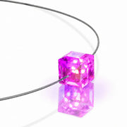 Leuchtende LED Halskette mit pinkfarbenem Kristall-Cube