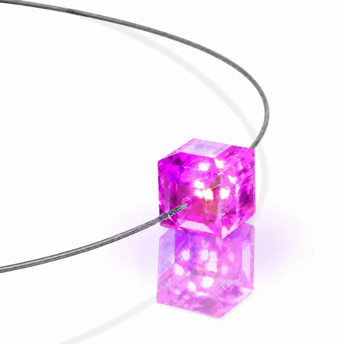 Leuchtende LED Halskette mit pinkfarbenem Kristall-Cube