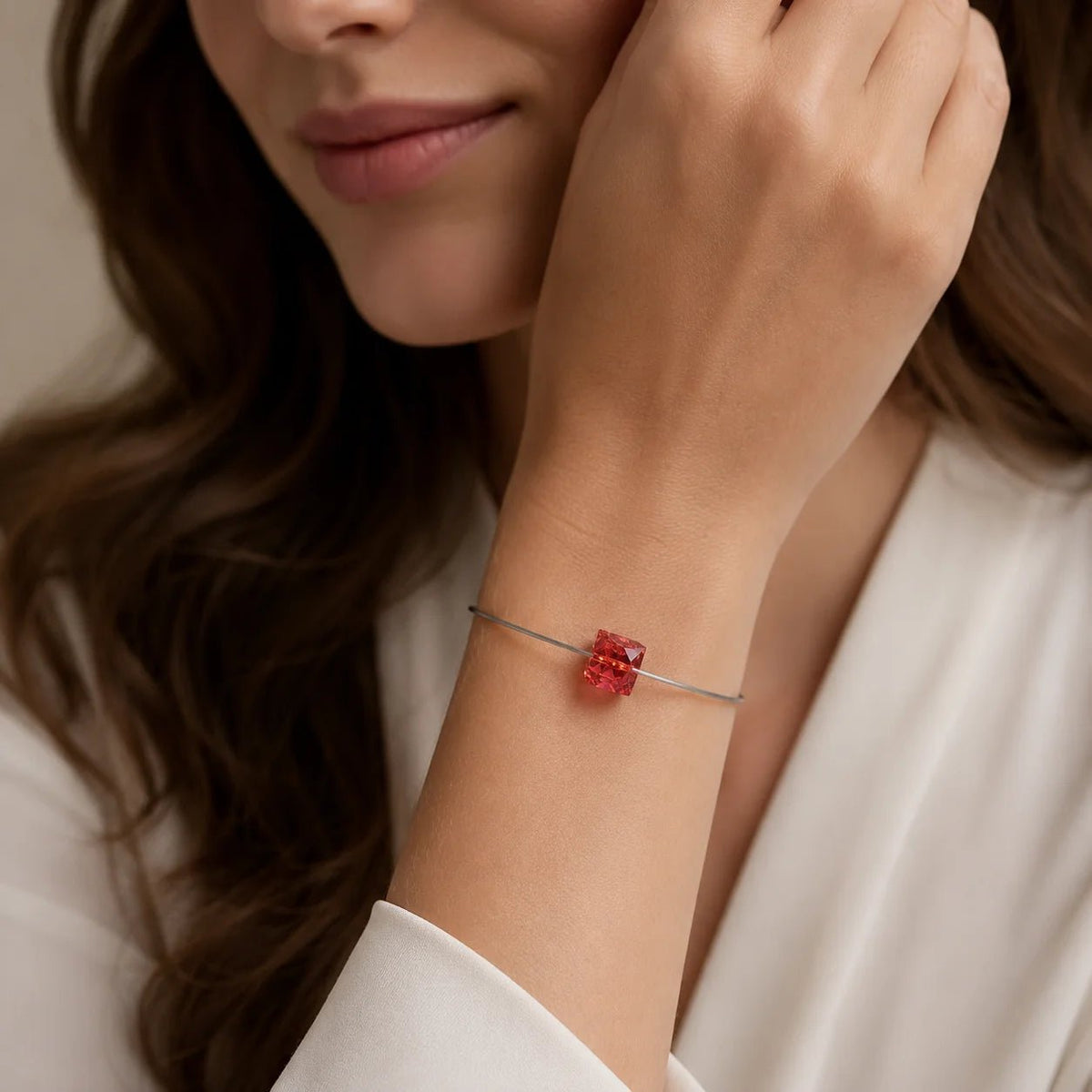 Frau trägt rotes LED Kristall Armband Cube mit grauem Edelstahlband am Handgelenk