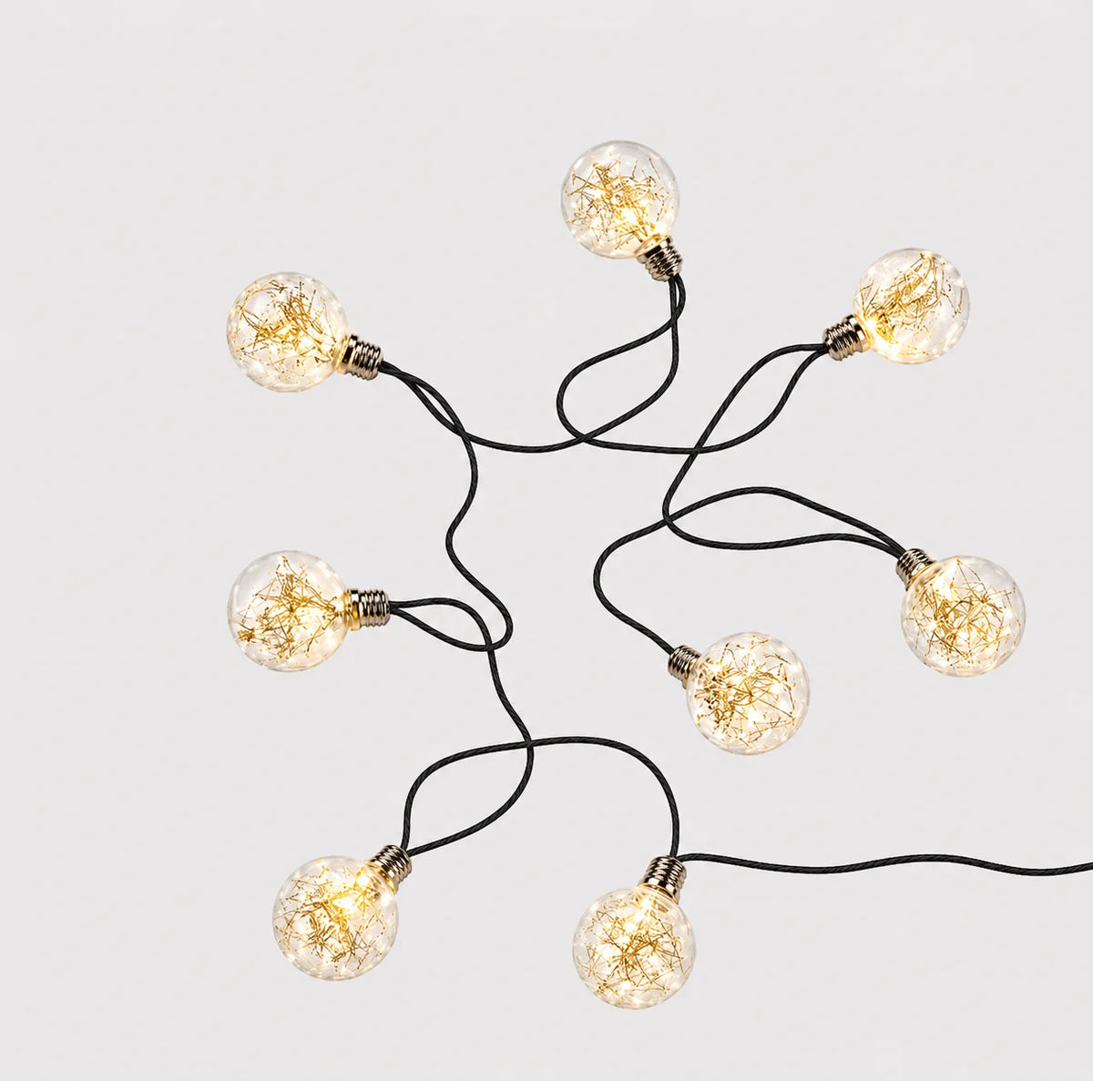 LED-Lichterkette mit warmweiß leuchtenden Glühbirnen, goldenem Drahtdekor und schwarzem Kabel