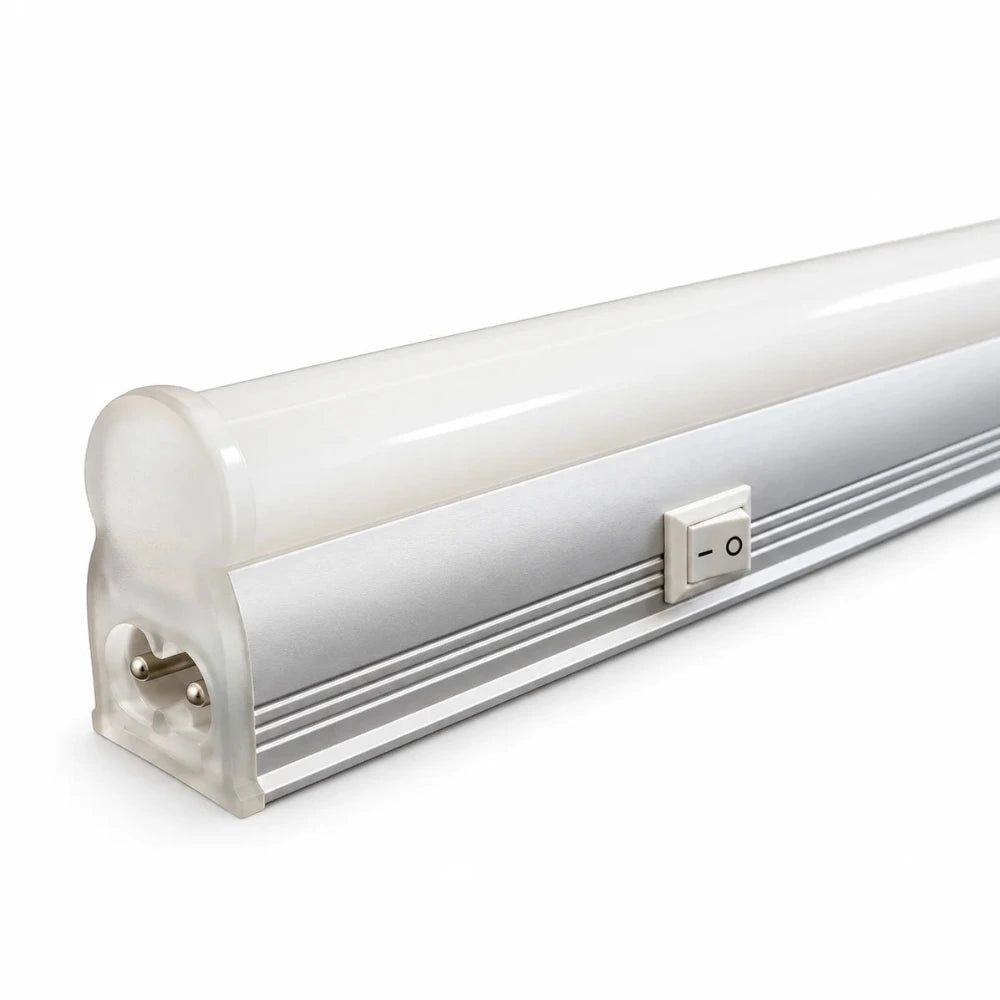 LED-Lichtleiste mit silberfarbenem Aluminiumprofil, weißer Abdeckung und integriertem Ein- und Ausschalter in Nahaufnahme.