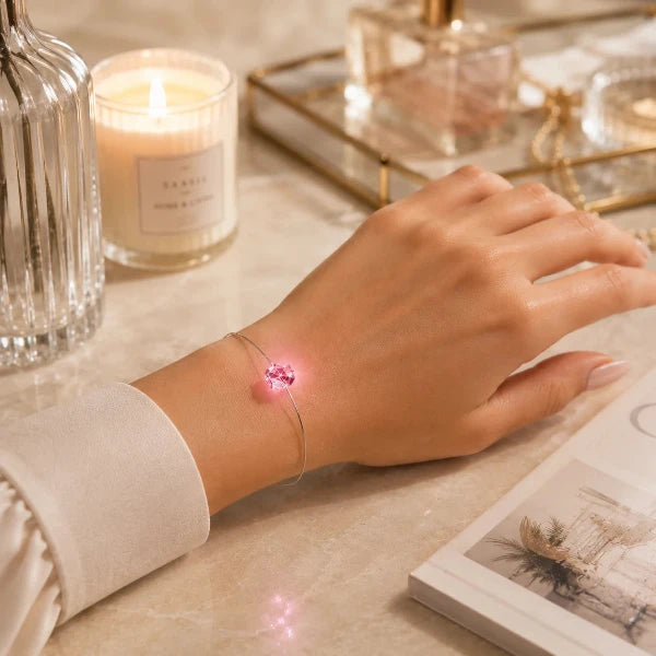 LED-Armband mit pinkfarbenem Kristall und Swarovski  Elements an einer eleganten Frauenhand dekoriert.