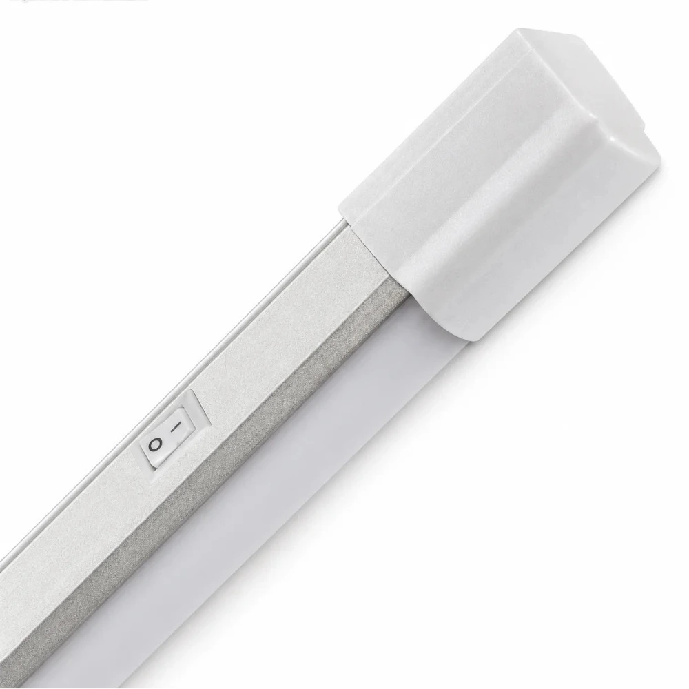 LED Unterbauleuchte mit 65 cm Länge in Detailansicht mit weißem Ein- und Ausschalter und seitlicher Endkappe.
