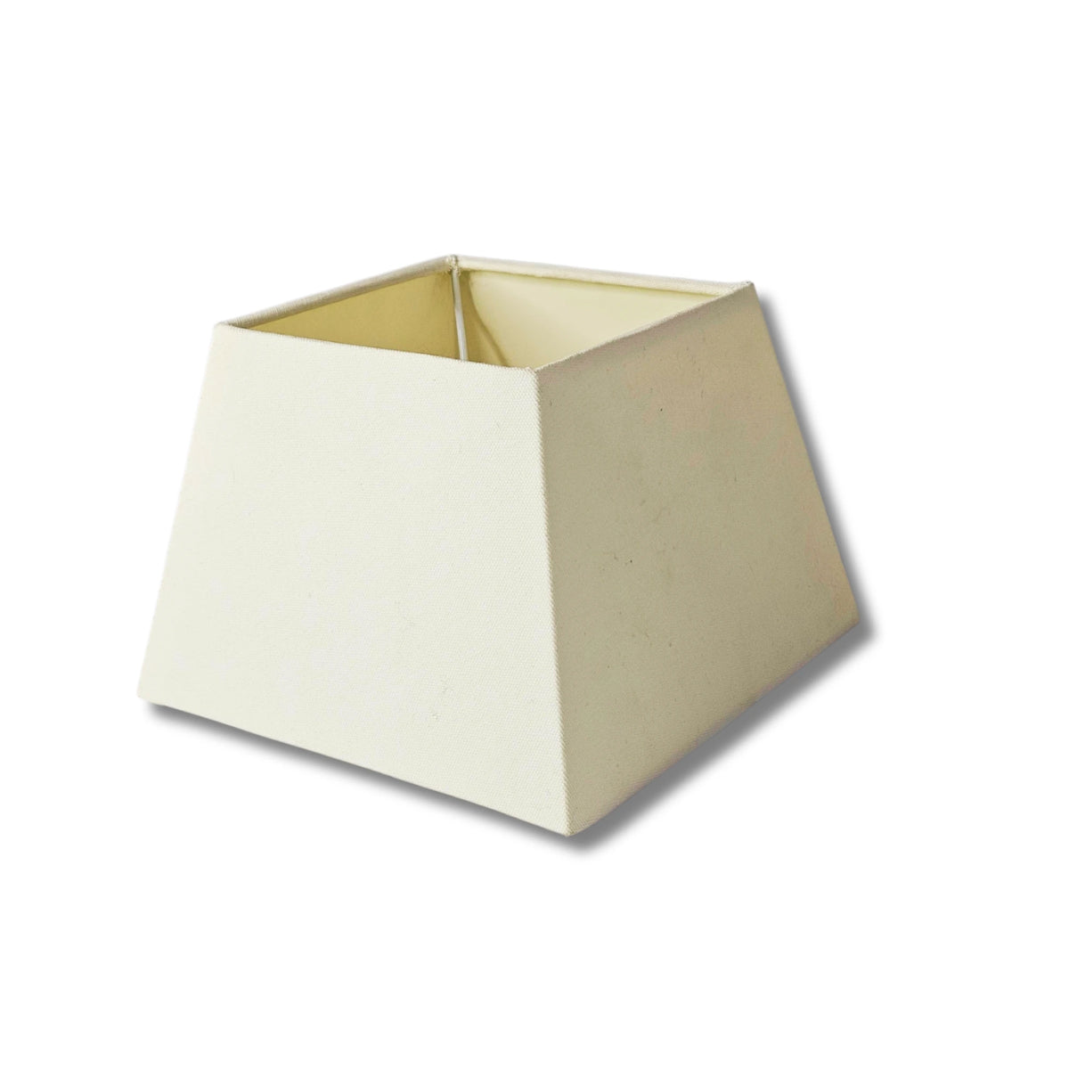 Lampenschirm quadratisch in Creme aus Stoff, seitliche Perspektive, konische Form, E27 – Light & Living