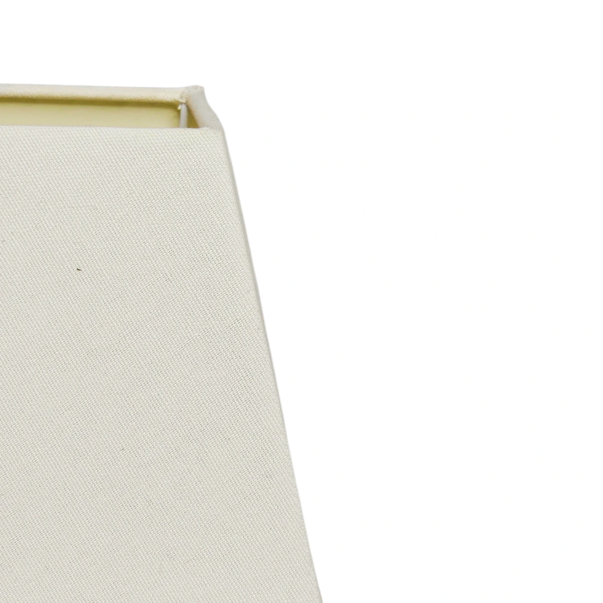 Detailaufnahme der Stoffstruktur eines cremefarbenen quadratischen Lampenschirms – Light & Living