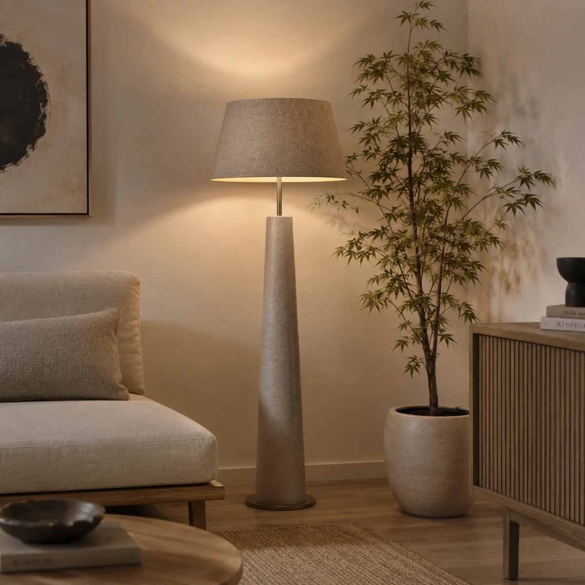 Light & Living Livigno Lampenschirm Taupe auf moderner Stehlampe im warmen Wohnzimmer