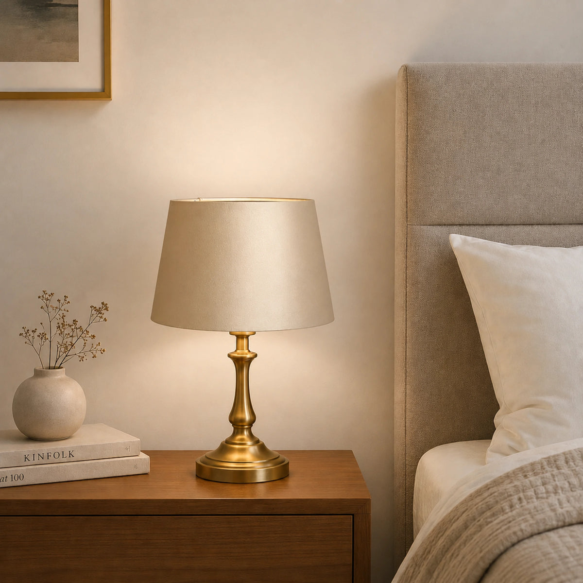 Lampenschirm Gold auf Nachttischleuchte im Schlafzimmer