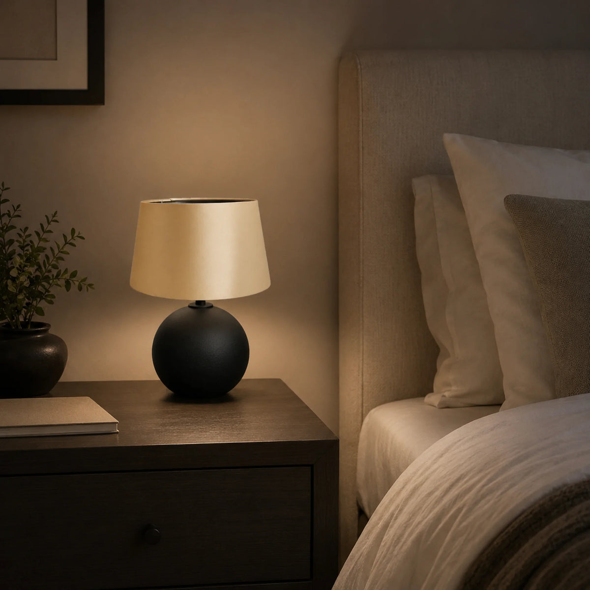 Goldfarbener Lampenschirm auf moderner Tischlampe im Wohnzimmer