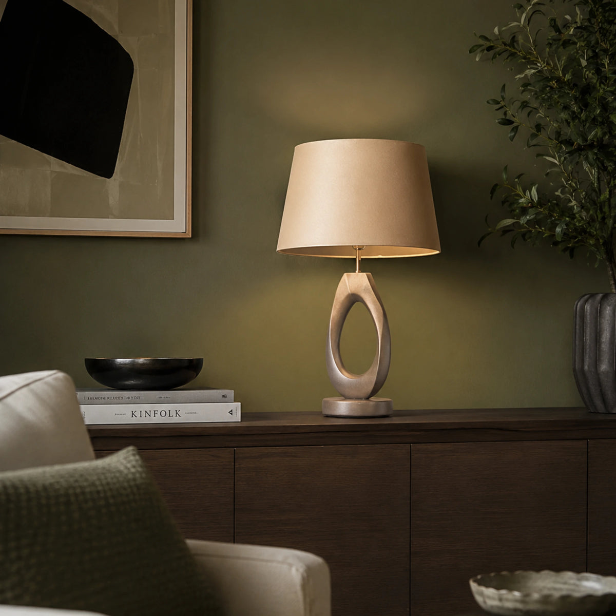 Goldfarbener Lampenschirm auf moderner Tischlampe im Wohnzimmer