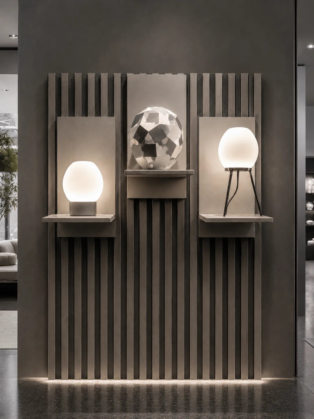 Moderne Designleuchten mit leuchtenden Kugellampen auf eleganter Wandpräsentation im exklusiven Lampen Showroom