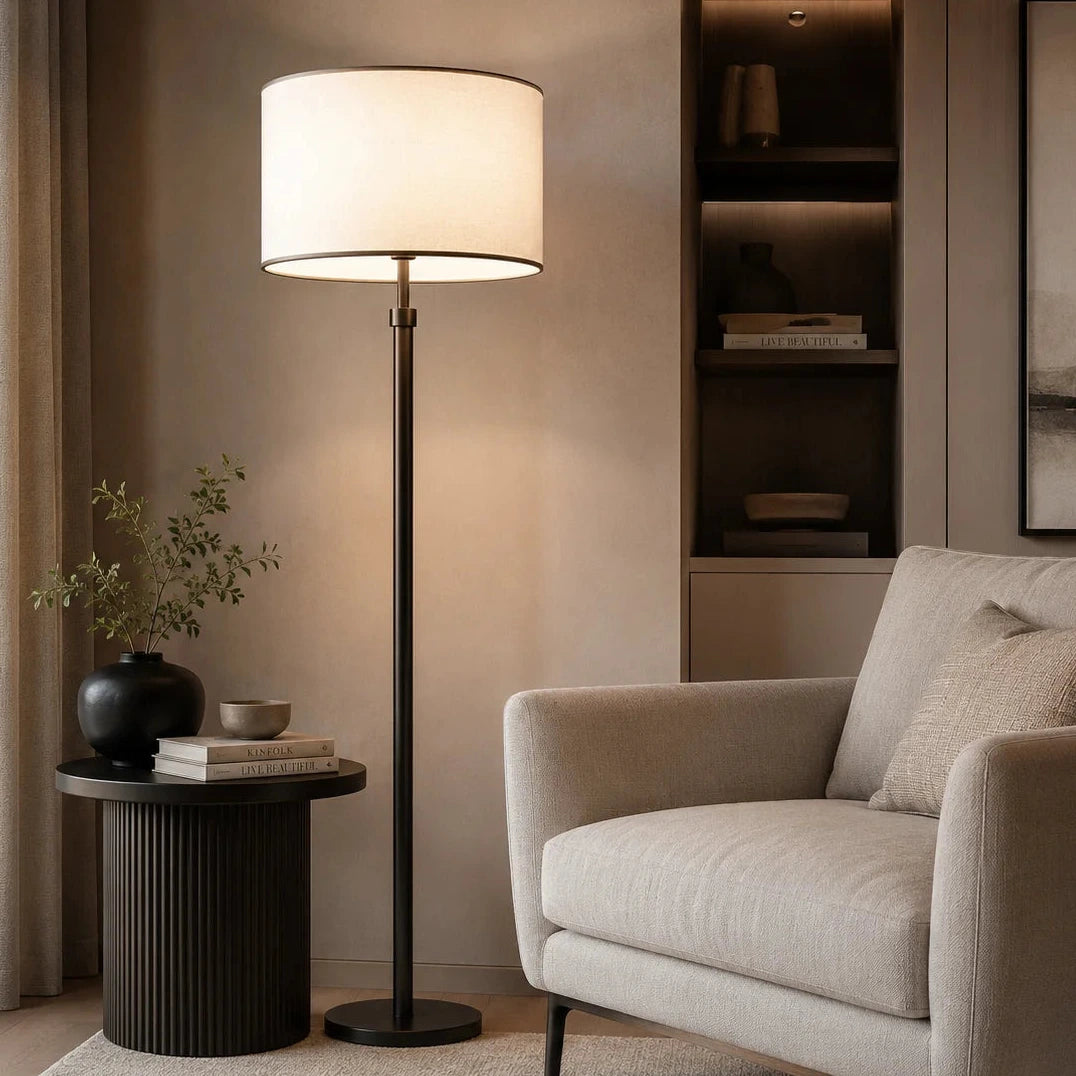 Moderne schwarze Stehlampe mit beige Lampenschirm im eleganten Wohnzimmer, warmes Licht für moderne Einrichtung