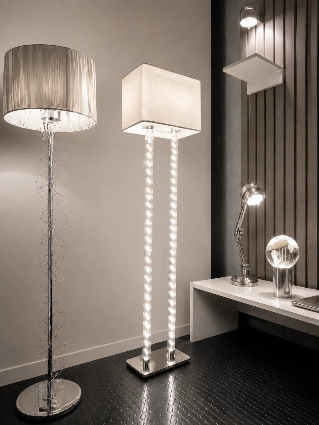 Moderne Stehlampen, Tischlampen und LED Leuchten in elegantem Showroom mit warmem Licht und hochwertigem Design