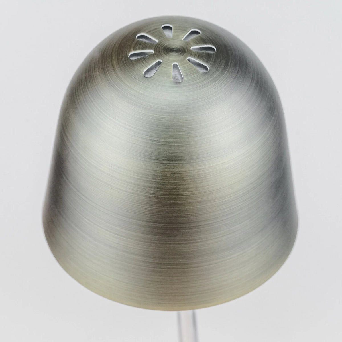 Detail der charaktervollen gewischten matten Bronze-Oberfläche der Sompex Pirol Vintage Tischleuchte aus Metall