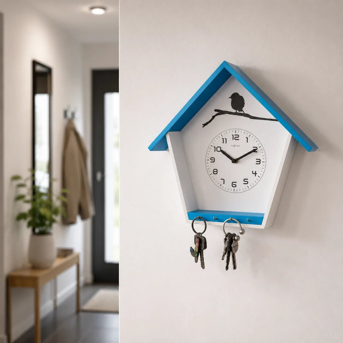 NeXtime Cuckey Blau Wanduhr mit Schlüsselbrett in blau-weißem Hausdesign
